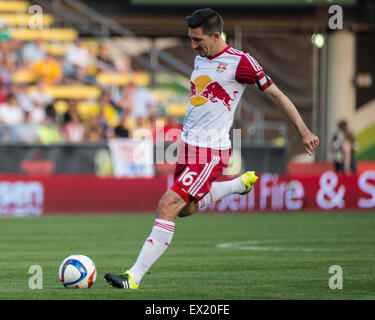 Columbus, Ohio, USA. 4. Juli 2015. New York Red Bulls Mittelfeldspieler Sacha Kljestan (16) treibt den Freistoß während eines normalen Spiels zwischen Columbus Crew SC und New York Red Bulls bei Mapfre-Stadion in Columbus OH. Bildnachweis: Brent Clark/Alamy Live-Nachrichten Stockfoto