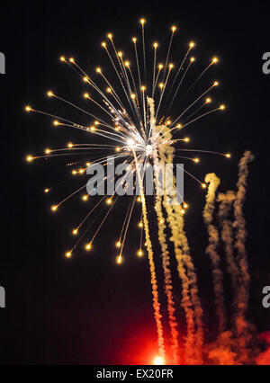 Columbus, Ohio, USA. 4. Juli 2015. Feuerwerk explodieren während der Fourth Of July Feuerwerk-Show nach dem regulären Spiel zwischen Columbus Crew SC und New York Red Bulls bei Mapfre-Stadion in Columbus OH. Bildnachweis: Brent Clark/Alamy Live-Nachrichten Stockfoto