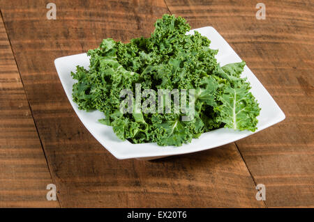 Schüssel mit gehackten grünen Grünkohl Stockfoto