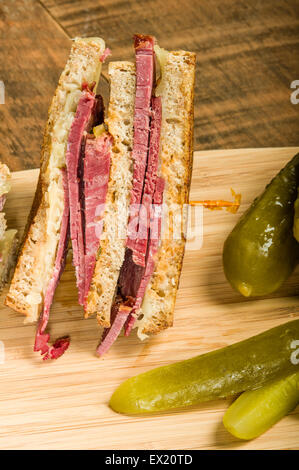 Gegrillte Reuben Sandwich mit Dill Pickles Speeren Stockfoto