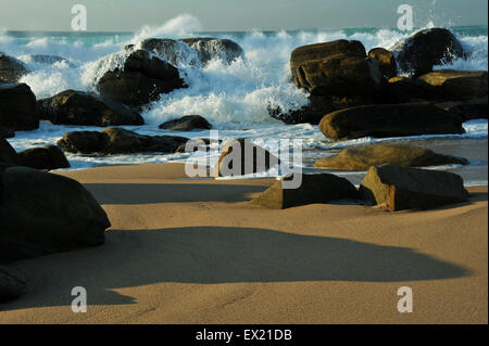 Schönen Schaum und Gischt brechende Welle waschen über die Felsen von unberührten Strand Stockfoto