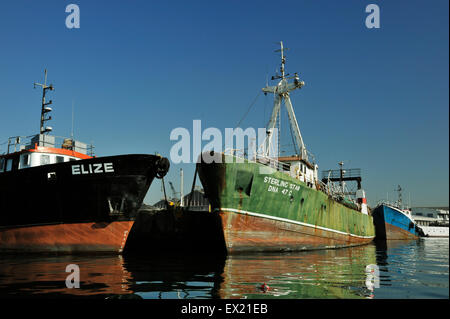 Rustikale Hafen Szene von zwei Fischerboote Elize und Sterling Stern in Durban port Südafrika Stockfoto