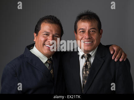 Hispanische Geschäftsleute lächelnd in Business-Anzug und Krawatten posieren für ein Porträt Stockfoto