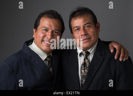 Hispanische Geschäftsleute Lächeln auf den Lippen tragen Business Krawatte und Anzug, posieren für ein Porträt Stockfoto