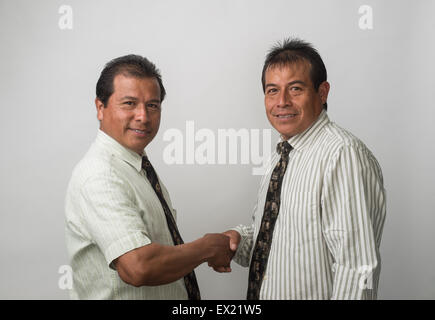 Hispanische Geschäftsleute Händeschütteln, verhandeln und lächelnd. Stockfoto