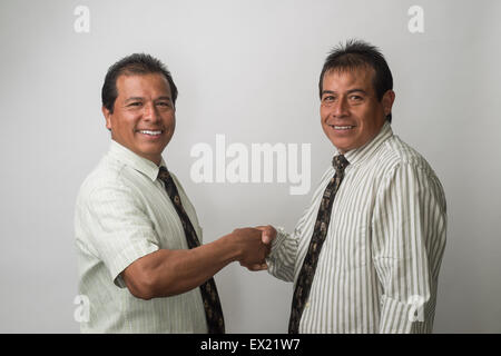 Hispanische Geschäftsleute Händeschütteln, verhandeln und lächelnd. Stockfoto