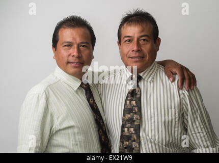 Hispanische Geschäftsleute, Büroangestellte lächelt, auf der Suche nach freundlichen. Stockfoto