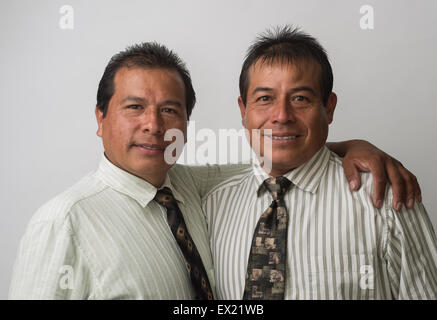 Hispanische Geschäftsleute, Büroangestellte lächelt, auf der Suche nach freundlichen. Stockfoto