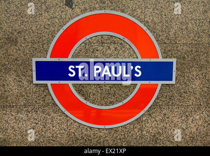 U-Bahnstation Schild St. Pauls an der central Line in London, Vereinigtes Königreich. Stockfoto