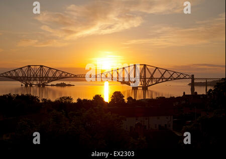 South Queensferry, Edinburgh, Schottland. 5. Juli 2015. Wie die Sonne hinter die Forth Rail Bridge das treffen, die in Bonn erhebt zu entscheiden, ob die Forth Rail Bridge Schottlands UNESCO-Welterbestätten gewordenes sollte im Gange war, wurde bekannt gegeben, dass die Inspektoren entschieden haben, dass die Struktur zur Genehmigung empfohlen werden sollte, beschreibt es als "außergewöhnliche Meilenstein in der Geschichte der Brückenbau". Mitglieder des Welterbe-Komitee der Vereinten Nationen begann ihre dreitägige Treffen in Deutschland am 3. Juli. Stockfoto