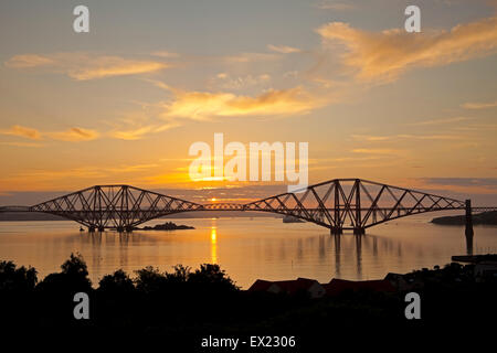 South Queensferry, Edinburgh, Schottland. 5. Juli 2015. Wie die Sonne hinter die Forth Rail Bridge das treffen, die in Bonn erhebt zu entscheiden, ob die Forth Rail Bridge Schottlands UNESCO-Welterbestätten gewordenes sollte im Gange war, wurde bekannt gegeben, dass die Inspektoren entschieden haben, dass die Struktur zur Genehmigung empfohlen werden sollte, beschreibt es als "außergewöhnliche Meilenstein in der Geschichte der Brückenbau". Mitglieder des Welterbe-Komitee der Vereinten Nationen begann ihre dreitägige Treffen in Deutschland am 3. Juli. Stockfoto