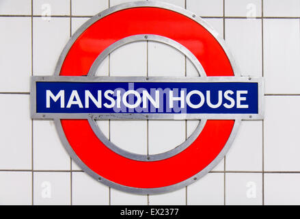 U-Bahnstation Zeichen Herrenhaus auf der Circle und District Line in London, Vereinigtes Königreich. Stockfoto