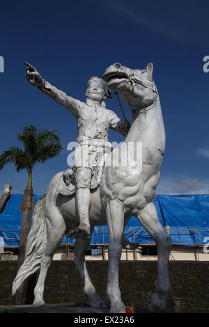 Statue von Sultan Hasanuddin, einem berühmten Herrscher von Gowa Sultanate, Reitpferd in Fort Rotterdam in Makassar, Süd-Sulawesi, Indonesien. Stockfoto