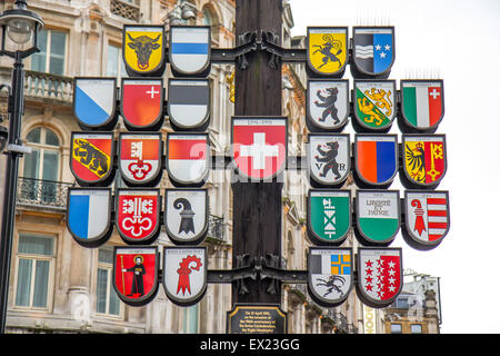 Anzeigen der Schweizer Kantone Baum (errichtet 1991) am Leicester Square in London. Stockfoto