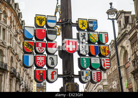 Anzeigen der Schweizer Kantone Baum (errichtet 1991) am Leicester Square in London. Stockfoto