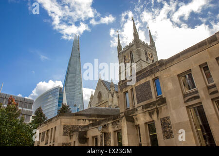 Southwark Cathedral und Shard Gebäude, London. Stockfoto