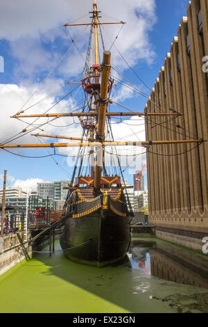 Replikat der Golden Hind (Francis Drake berühmten Galeone) angedockt in St Mary Dock, London Stockfoto