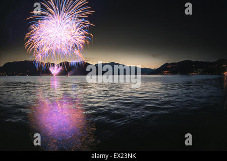 Feuerwerk an der Seepromenade von Luino in einem schönen Sommerabend, Varese - Lombardei, Italien Stockfoto