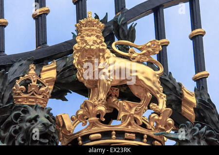 Detail vom Eingangstor im Buckingham palace Stockfoto