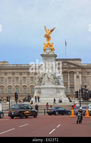 LONDON, UK, das Victoria Memorial ist eine Skulptur, die Königin Victoria gewidmet. Stockfoto