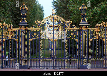 Eingangstor im Buckingham palace Stockfoto