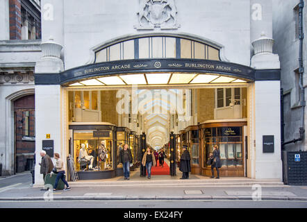 Ansicht der Burlington Arcade, 19. Jahrhundert europäische shopping-Galerie, hinter Bond Street, London. Stockfoto