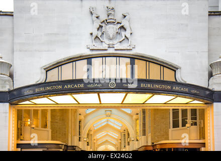 Ansicht der Burlington Arcade, 19. Jahrhundert europäische shopping-Galerie, hinter Bond Street, London. Stockfoto