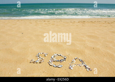 Wort "Meer" aus Muscheln am Strand, Meer und Himmel gemacht. Stockfoto