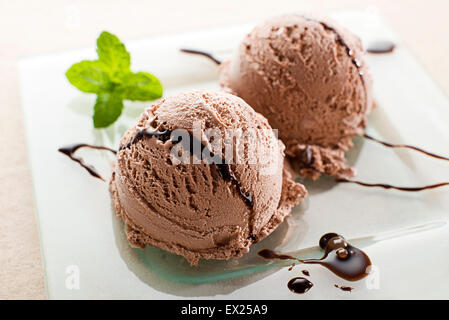 Frische Schokolade Eis auf einem Teller hautnah Stockfoto