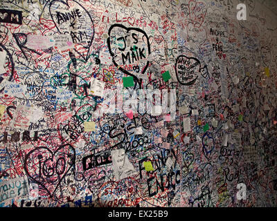 Wand mit romantischen Nachrichten an Julias Haus, Romeo und Julia. Verona, Italien. Stockfoto