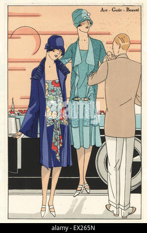 Frauen am Nachmittag Kleider aus einem Auto. Eine Crêpe De Chine und gedruckten Musselin, die andere in grün Crêpe De Chine. Lithographie mit Pochoir (Schablone) Färbung vom Luxus Mode Magazin Art Gicht Beaute, ABG, Paris, April 1926. Stockfoto