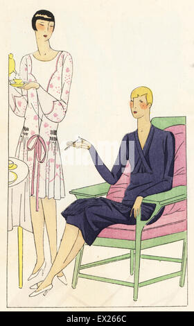 Frau trinkt Tee in einem Nachmittag Kleid bestickt Musselin und Frau raucht eine Zigarette in ein Kleid aus plissiertem Crêpe De Chine, 1927. Lithographie mit Pochoir (Schablone) Handcolour aus der Luxusmode-Magazin, Kunst, Gicht, Beaute, Paris, 1927. Stockfoto