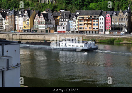 Cargo Schiff Graciosa, registriert in Antwerpen/Belgien reist auf der Mosel bei Cochem, Germany, beladen mit Kohle. Stockfoto