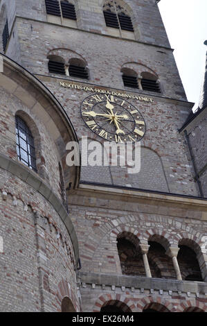 Die Uhr und die lateinische Inschrift auf der Vorderseite des Trier Dom, Deutschland. Stockfoto