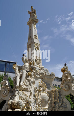 St George Brunnen auf dem Kornmarkt in Trier Deutschland, entworfen von dem Architekten Johannez Seitz. Stockfoto