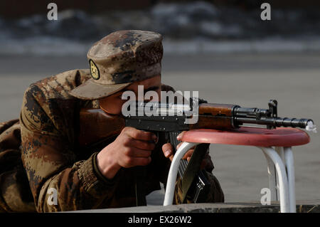 Rekruten der Chinesen die Volksbefreiungsarmee (PLA) besuchen ein Training-Shooting auf einer Militärbasis in Changzhi, Provinz Shanxi, Febr Stockfoto