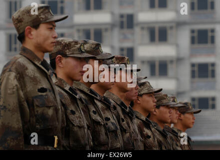 Rekruten der Chinesen die Volksbefreiungsarmee (PLA) besuchen ein Training-Shooting auf einer Militärbasis in Changzhi, Provinz Shanxi, Febr Stockfoto