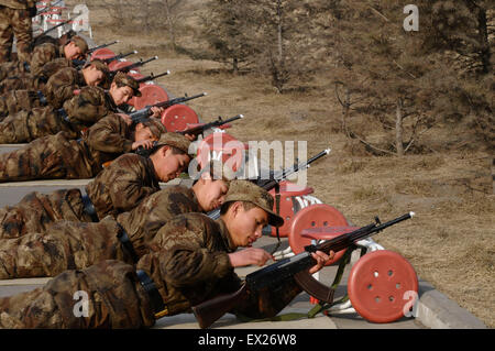 Rekruten der Chinesen die Volksbefreiungsarmee (PLA) besuchen ein Training-Shooting auf einer Militärbasis in Changzhi, Provinz Shanxi, Febr Stockfoto