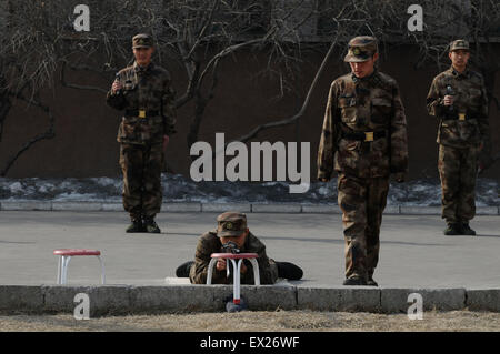 Rekruten der Chinesen die Volksbefreiungsarmee (PLA) besuchen ein Training-Shooting auf einer Militärbasis in Changzhi, Provinz Shanxi, Febr Stockfoto