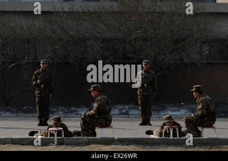 Rekruten der Chinesen die Volksbefreiungsarmee (PLA) besuchen ein Training-Shooting auf einer Militärbasis in Changzhi, Provinz Shanxi, Febr Stockfoto