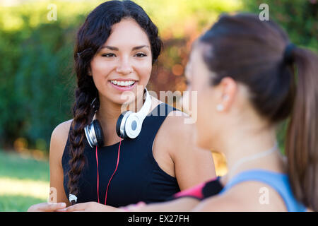 Outdoor Portrait von Mädchen, die Spaß im Park laufen. Stockfoto