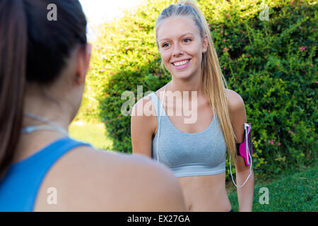 Outdoor Portrait von Mädchen, die Spaß im Park laufen. Stockfoto