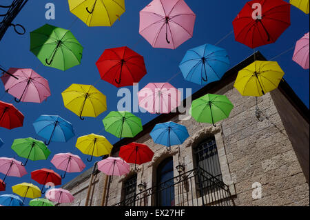 Bunte Schirme sind über Nahalat Shiva Gasse ein Fußgänger-promenade in West-Jerusalem Israel ausgesetzt Stockfoto