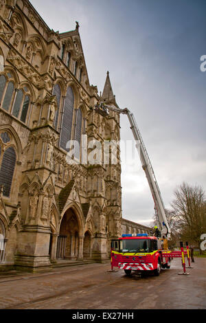 Feuerwehr führen eine Übung auf der Westfassade der Kathedrale von Salisbury, Wiltshire, England, UK Stockfoto