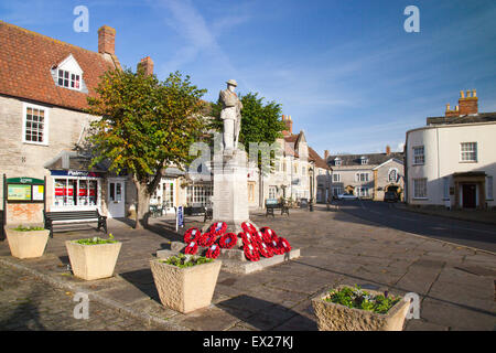 Das Kriegerdenkmal, umgeben von Mohn in der Market Square, Somerton, Somerset, England, UK Stockfoto