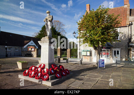 Das Kriegerdenkmal, umgeben von Mohn in der Market Square, Somerton, Somerset, England, UK Stockfoto