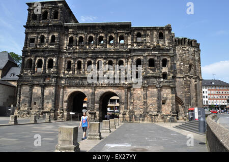Die Porta Nigra, eine antike römische Tor in Trier, Deutschland, betrachtet von innerhalb der Stadt. Stockfoto
