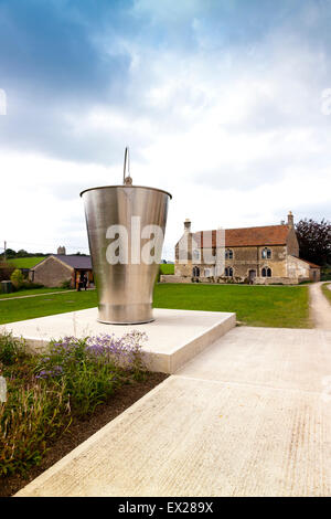 Ein 16 ft hoch Edelstahl Milch Eimer von Subodh Gupta in der Galerie Hauser & Wirth bei Durslade Farm, Bruton, Somerset, England, UK Stockfoto