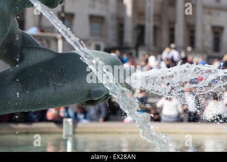 Großbritannien, London, Bronze Delphin und Wassermännern Brunnen Skulptur von William McMillan, Trafalger Square, 1948. Stockfoto
