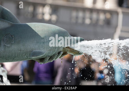 Großbritannien, London, Bronze Delphin und Wassermännern Brunnen Skulptur von William McMillan, Trafalger Square, 1948. Stockfoto